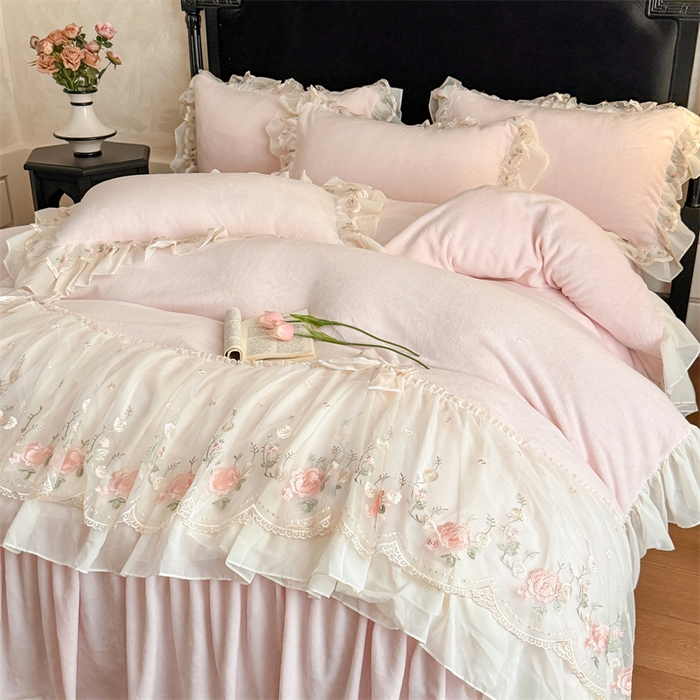 91家纺网 家纺一手货源 找家纺 富盛家纺 2025新款牛奶绒床裙款蕾丝刺绣四件套韩版法式公主风四件套--华尔兹系列 华尔兹-粉