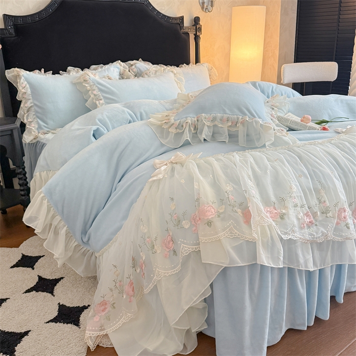 91家纺网 家纺一手货源 找家纺 富盛家纺 2025新款牛奶绒床裙款蕾丝刺绣四件套韩版法式公主风四件套--华尔兹系列 华尔兹-蓝