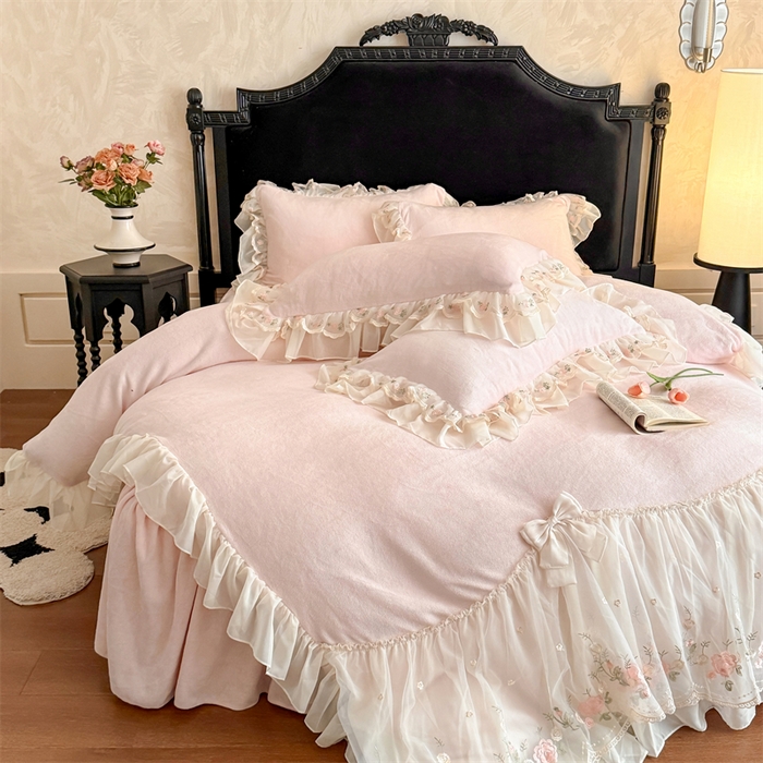 91家纺网 家纺一手货源 找家纺 富盛家纺 2025新款牛奶绒床裙款蕾丝刺绣四件套韩版法式公主风四件套--华尔兹系列 华尔兹-粉