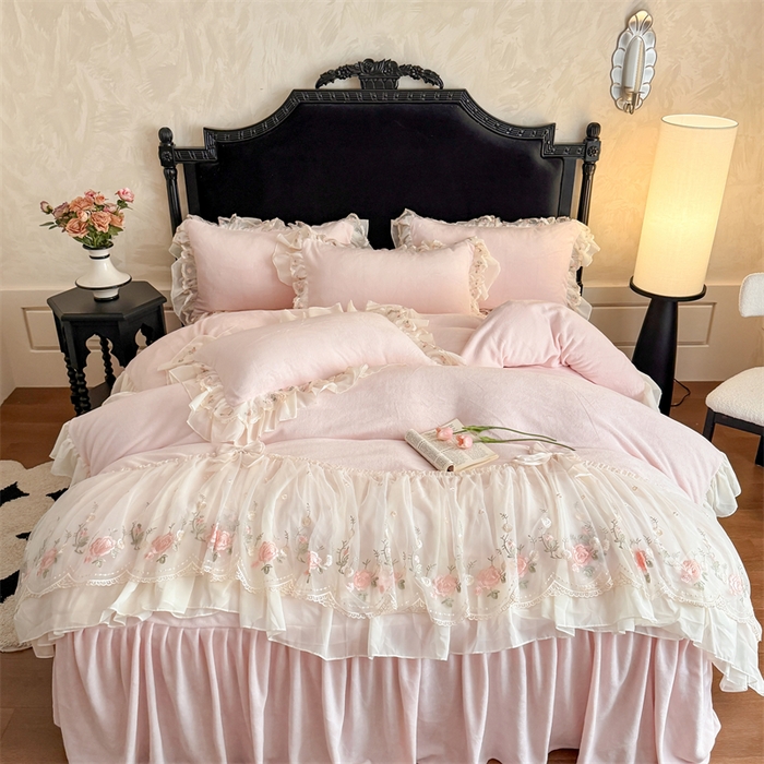 91家纺网 家纺一手货源 找家纺 富盛家纺 2025新款牛奶绒床裙款蕾丝刺绣四件套韩版法式公主风四件套--华尔兹系列 华尔兹-粉