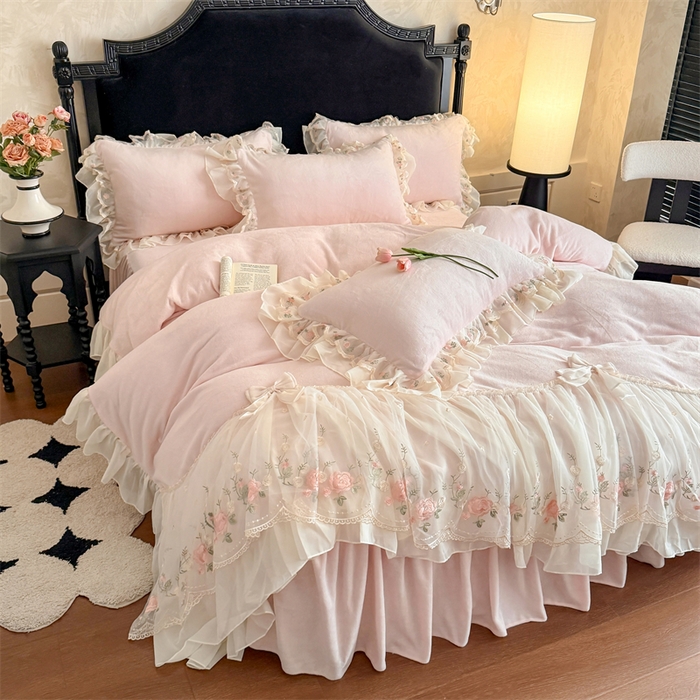 91家纺网 家纺一手货源 找家纺 富盛家纺 2025新款牛奶绒床裙款蕾丝刺绣四件套韩版法式公主风四件套--华尔兹系列 华尔兹-粉