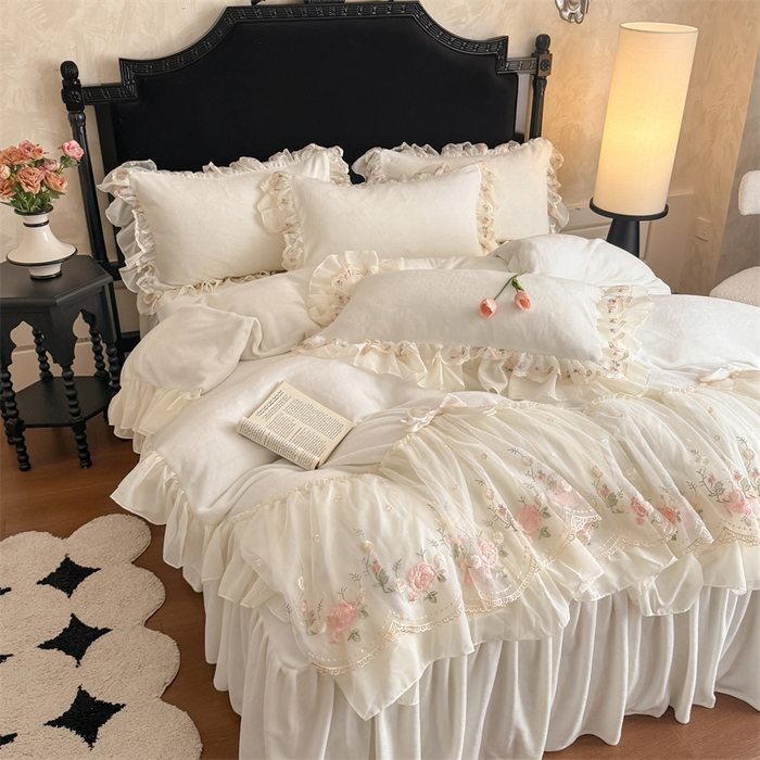91家纺网 家纺一手货源 找家纺 富盛家纺 2025新款牛奶绒床裙款蕾丝刺绣四件套韩版法式公主风四件套--华尔兹系列 华尔兹-白