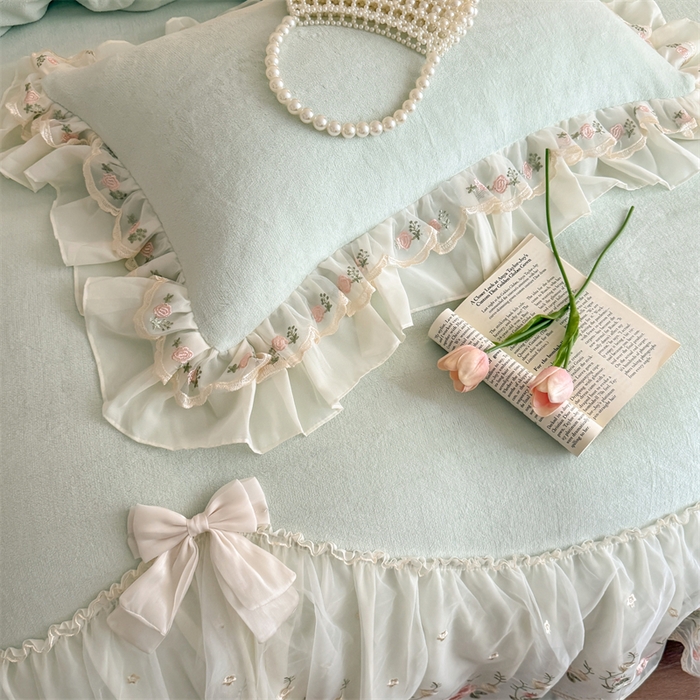 91家纺网 家纺一手货源 找家纺 富盛家纺 2025新款牛奶绒床裙款蕾丝刺绣四件套韩版法式公主风四件套--华尔兹系列 华尔兹-绿