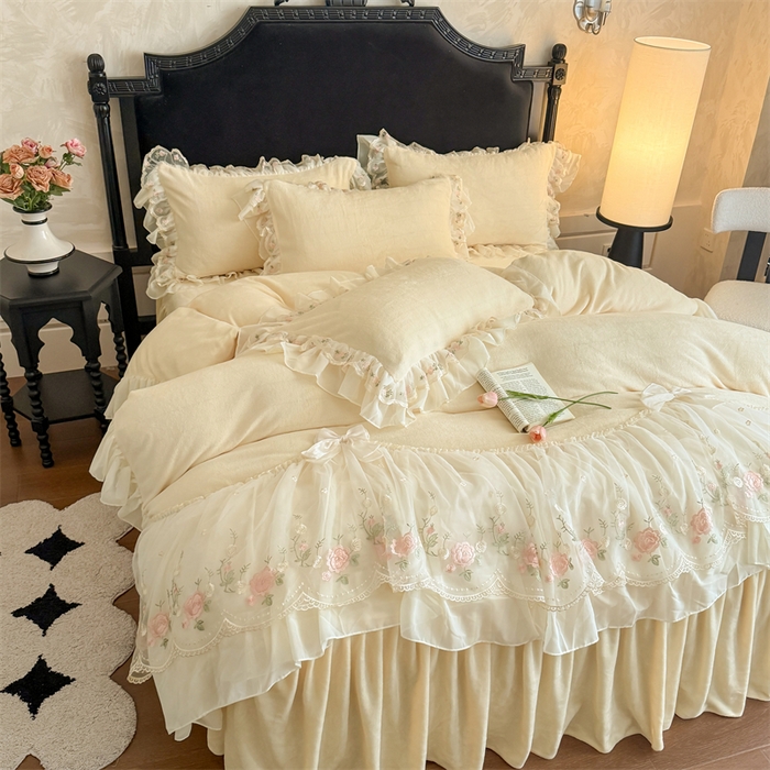 91家纺网 家纺一手货源 找家纺 富盛家纺 2025新款牛奶绒床裙款蕾丝刺绣四件套韩版法式公主风四件套--华尔兹系列 华尔兹-黄