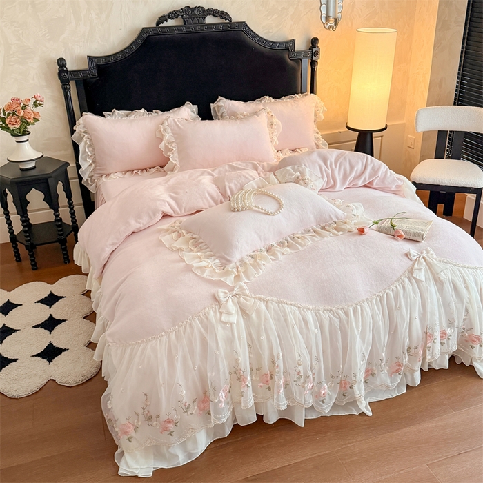 91家纺网 家纺一手货源 找家纺 富盛家纺 2025新款牛奶绒床裙款蕾丝刺绣四件套韩版法式公主风四件套--华尔兹系列 华尔兹-粉