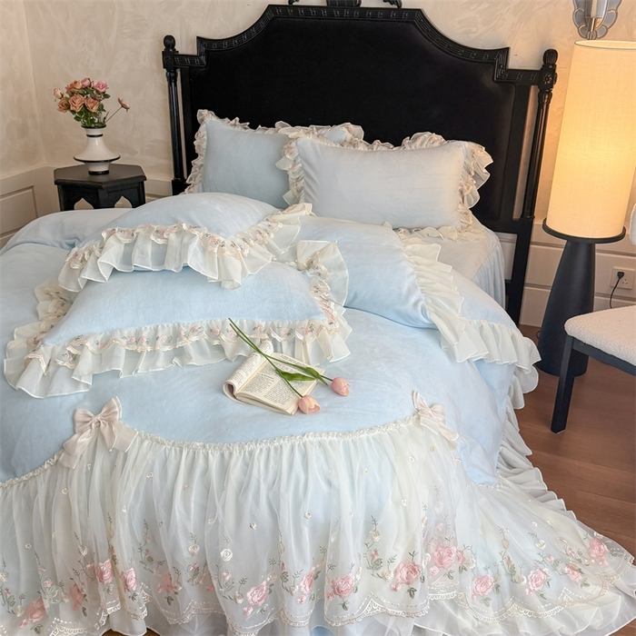 91家纺网 家纺一手货源 找家纺 富盛家纺 2025新款牛奶绒床裙款蕾丝刺绣四件套韩版法式公主风四件套--华尔兹系列 华尔兹-蓝