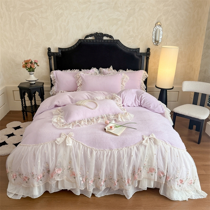 91家纺网 家纺一手货源 找家纺 富盛家纺 2025新款牛奶绒床裙款蕾丝刺绣四件套韩版法式公主风四件套--华尔兹系列 华尔兹-紫