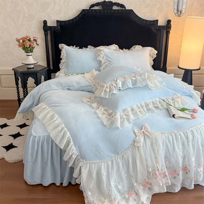 91家纺网 家纺一手货源 找家纺 富盛家纺 2025新款牛奶绒床裙款蕾丝刺绣四件套韩版法式公主风四件套--华尔兹系列 华尔兹-蓝