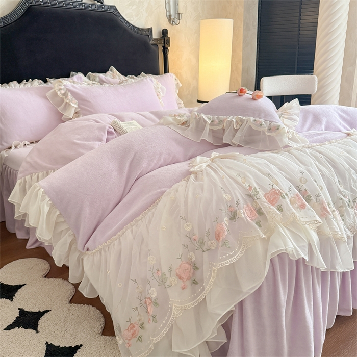 91家纺网 家纺一手货源 找家纺 富盛家纺 2025新款牛奶绒床裙款蕾丝刺绣四件套韩版法式公主风四件套--华尔兹系列 华尔兹-紫