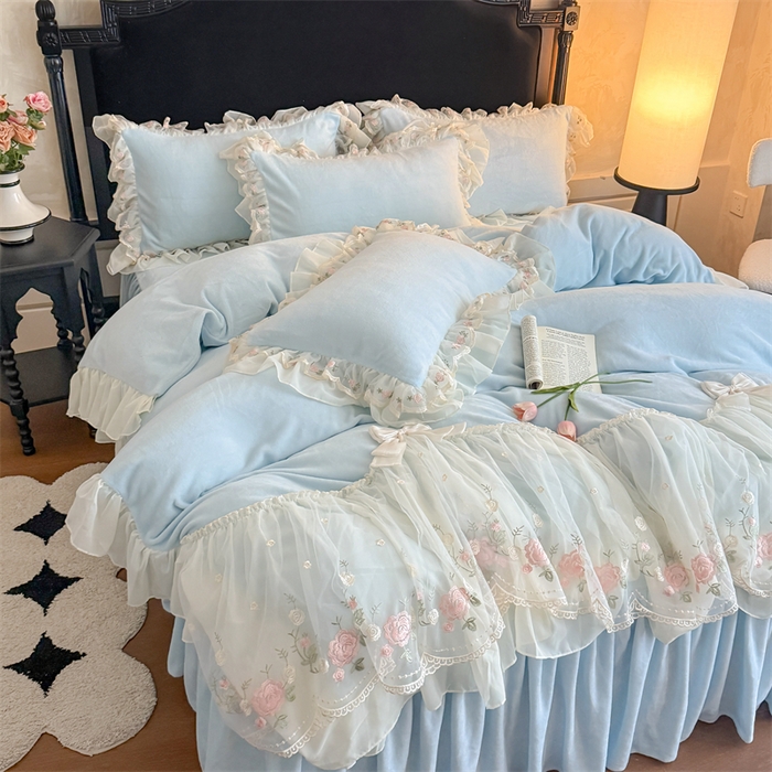 91家纺网 家纺一手货源 找家纺 富盛家纺 2025新款牛奶绒床裙款蕾丝刺绣四件套韩版法式公主风四件套--华尔兹系列 华尔兹-蓝