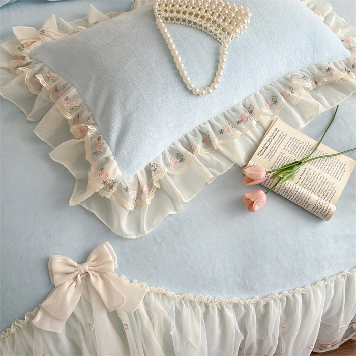 91家纺网 家纺一手货源 找家纺 富盛家纺 2025新款牛奶绒床裙款蕾丝刺绣四件套韩版法式公主风四件套--华尔兹系列 华尔兹-蓝