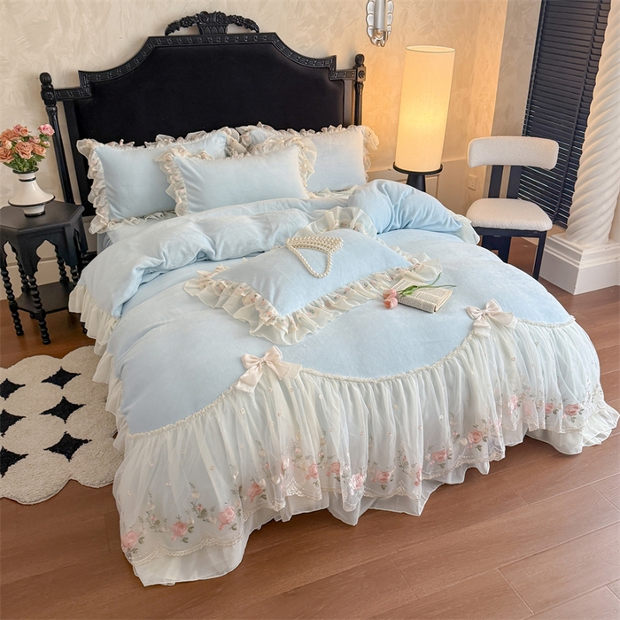 91家纺网 家纺一手货源 找家纺 富盛家纺 2025新款牛奶绒床裙款蕾丝刺绣四件套韩版法式公主风四件套--华尔兹系列 华尔兹-蓝