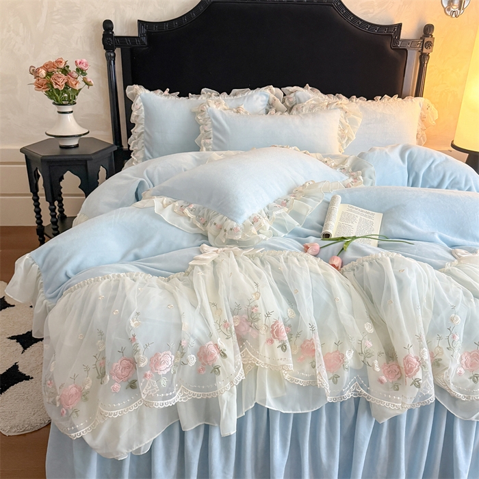 91家纺网 家纺一手货源 找家纺 富盛家纺 2025新款牛奶绒床裙款蕾丝刺绣四件套韩版法式公主风四件套--华尔兹系列 华尔兹-蓝