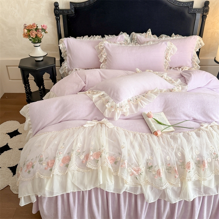 91家纺网 家纺一手货源 找家纺 富盛家纺 2025新款牛奶绒床裙款蕾丝刺绣四件套韩版法式公主风四件套--华尔兹系列 华尔兹-紫