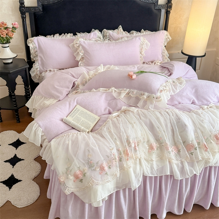 91家纺网 家纺一手货源 找家纺 富盛家纺 2025新款牛奶绒床裙款蕾丝刺绣四件套韩版法式公主风四件套--华尔兹系列 华尔兹-紫