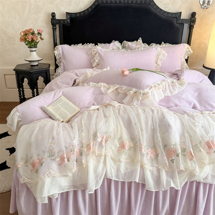 91家纺网 家纺一手货源 找家纺 富盛家纺 2025新款牛奶绒床裙款蕾丝刺绣四件套韩版法式公主风四件套--华尔兹系列 华尔兹-紫