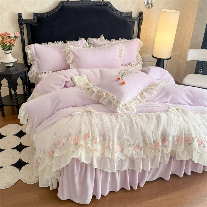 91家纺网 家纺一手货源 找家纺 富盛家纺 2025新款牛奶绒床裙款蕾丝刺绣四件套韩版法式公主风四件套--华尔兹系列 华尔兹-紫