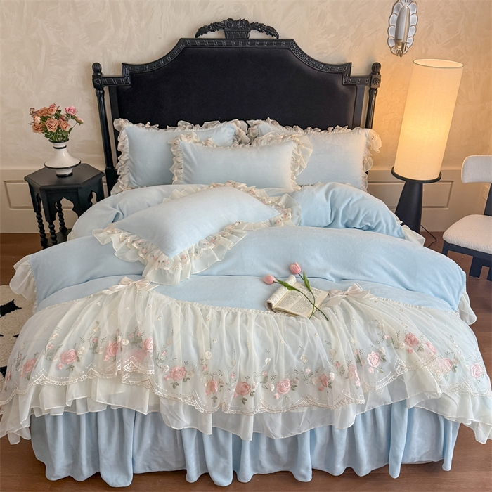 91家纺网 家纺一手货源 找家纺 富盛家纺 2025新款牛奶绒床裙款蕾丝刺绣四件套韩版法式公主风四件套--华尔兹系列 华尔兹-蓝