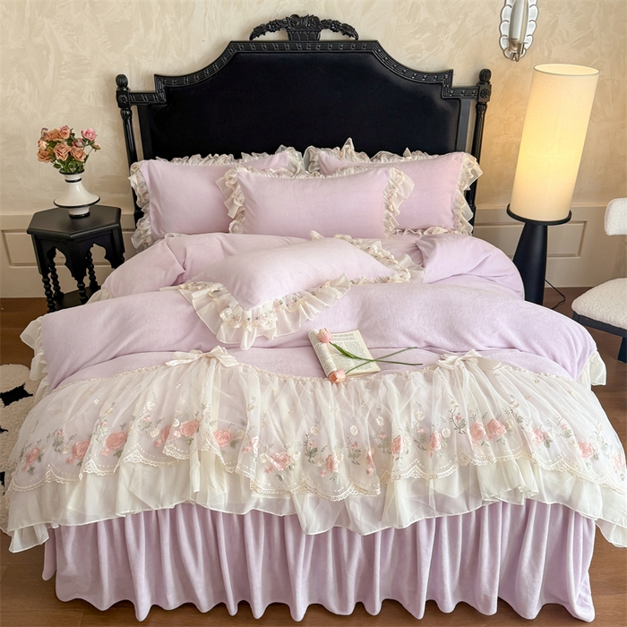 91家纺网 家纺一手货源 找家纺 富盛家纺 2025新款牛奶绒床裙款蕾丝刺绣四件套韩版法式公主风四件套--华尔兹系列 华尔兹-紫