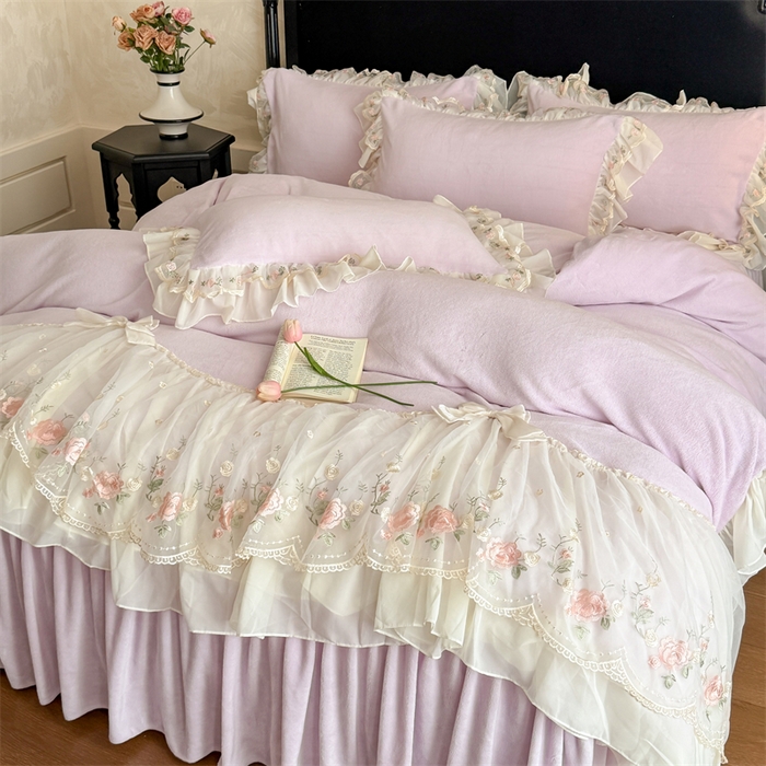 91家纺网 家纺一手货源 找家纺 富盛家纺 2025新款牛奶绒床裙款蕾丝刺绣四件套韩版法式公主风四件套--华尔兹系列 华尔兹-紫