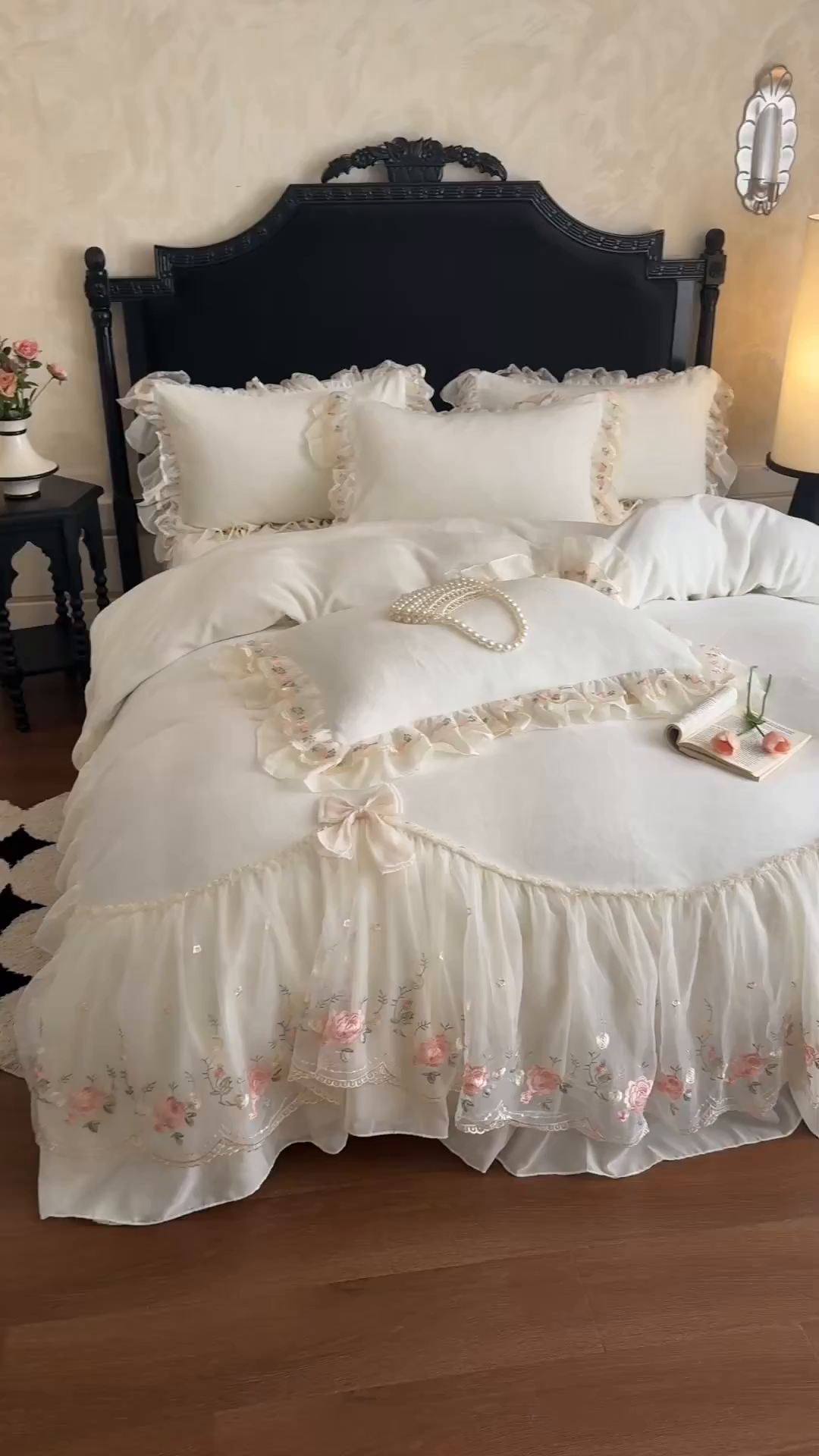 91家纺网 家纺一手货源 找家纺 富盛家纺 2025新款牛奶绒床裙款蕾丝刺绣四件套韩版法式公主风四件套--华尔兹系列 华尔兹-白