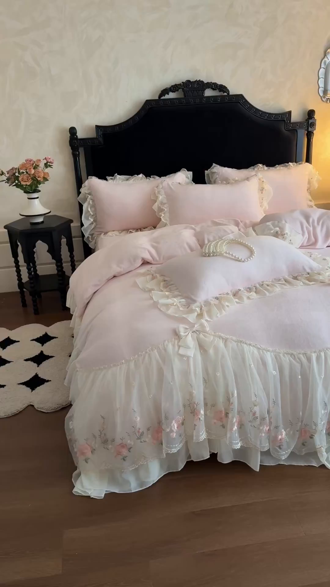 91家纺网 家纺一手货源 找家纺 富盛家纺 2025新款牛奶绒床裙款蕾丝刺绣四件套韩版法式公主风四件套--华尔兹系列 华尔兹-粉