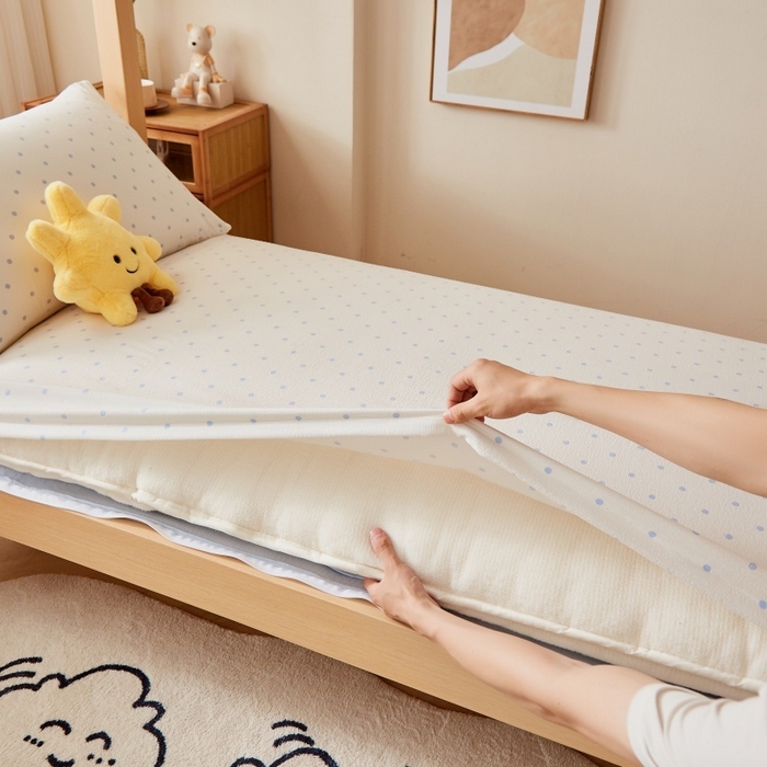 91家纺网 家纺一手货源 找家纺 （总）小叮当家纺仓储工厂店 2025新款亲肤舒适A类云感水洗棉双层纱鱼鳞网棉花印花床褥