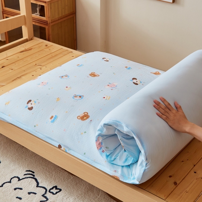 91家纺网 家纺一手货源 找家纺 小叮当家纺仓储工厂店 2025新款亲肤舒适A类云感水洗棉双层纱鱼鳞网棉花印花床褥 生日宴会-蓝