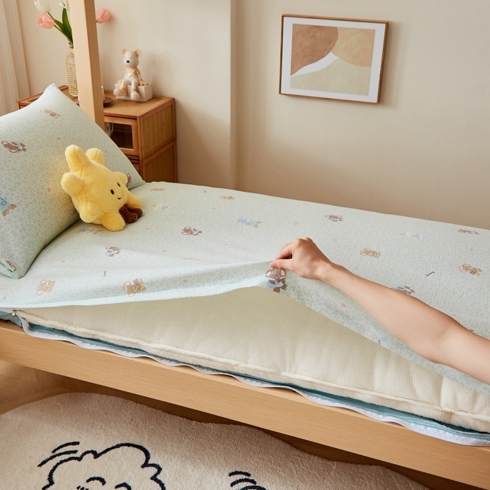 91家纺网 家纺一手货源 找家纺 小叮当家纺仓储工厂店 2025新款亲肤舒适A类云感水洗棉双层纱鱼鳞网棉花印花床褥 少女象