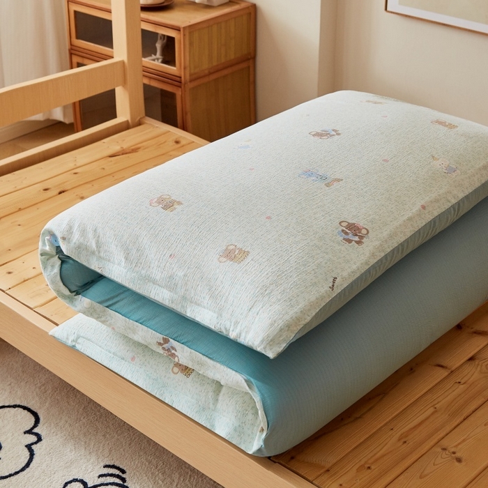 91家纺网 家纺一手货源 找家纺 小叮当家纺仓储工厂店 2025新款亲肤舒适A类云感水洗棉双层纱鱼鳞网棉花印花床褥 少女象