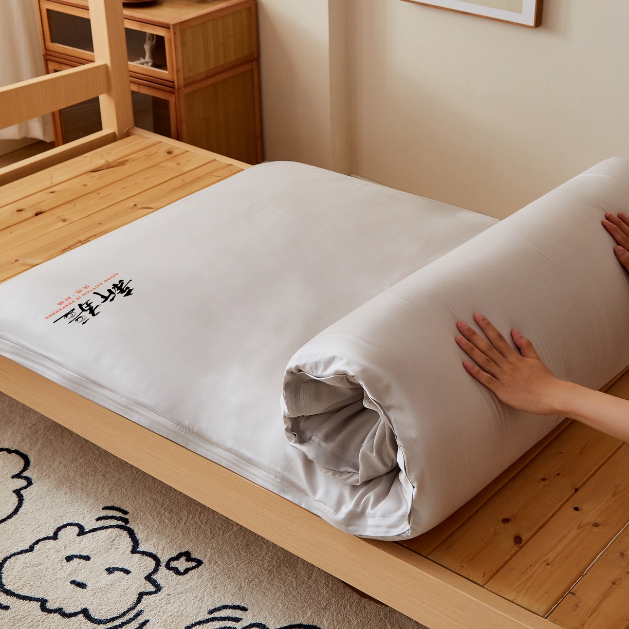 91家纺网 家纺一手货源 找家纺 小叮当家纺仓储工厂店 2025新款亲肤舒适A类云感水洗棉双层纱鱼鳞网棉花印花床褥 灰色