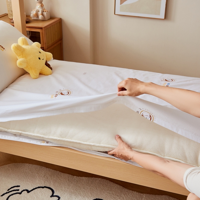 小叮当家纺仓储工厂店 2025新款亲肤舒适A类云感水洗棉双层纱鱼鳞网棉花印花床褥 北极熊鱼鳞网棉花床褥