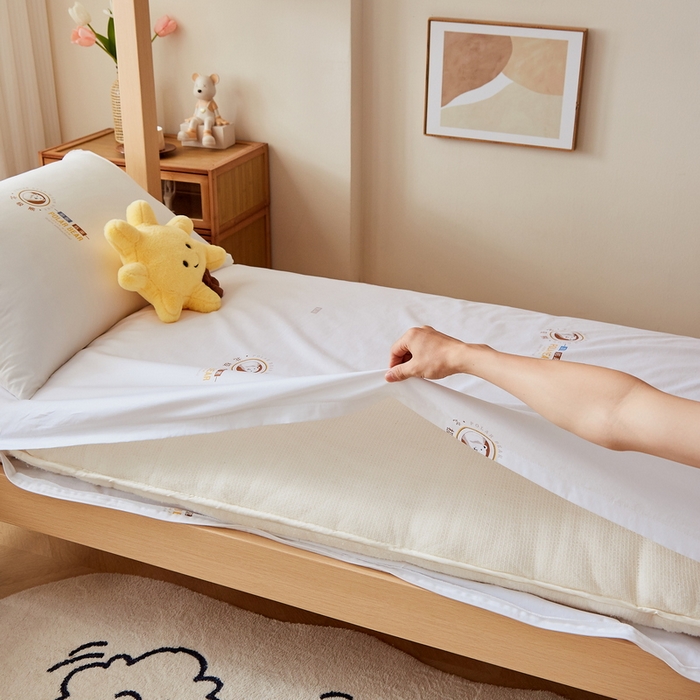 91家纺网 家纺一手货源 找家纺 小叮当家纺仓储工厂店 2025新款亲肤舒适A类云感水洗棉双层纱鱼鳞网棉花印花床褥 北极熊鱼鳞网棉花床褥