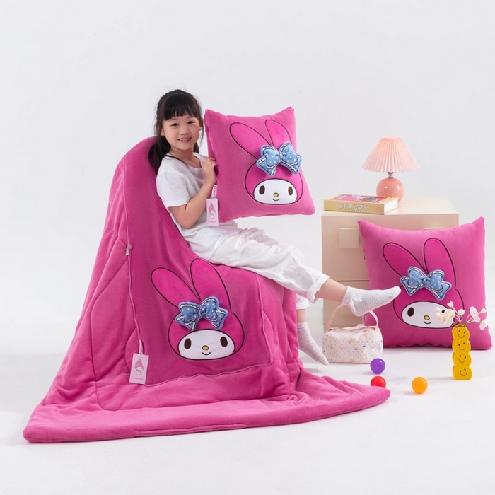 91家纺网 家纺一手货源 找家纺 照世家纺 2025新款牛奶绒立体三丽鸥抱枕被 美乐蒂