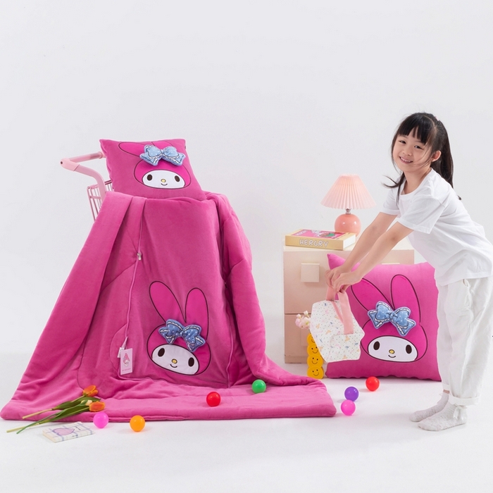 91家纺网 家纺一手货源 找家纺 照世家纺 2025新款牛奶绒立体三丽鸥抱枕被 美乐蒂