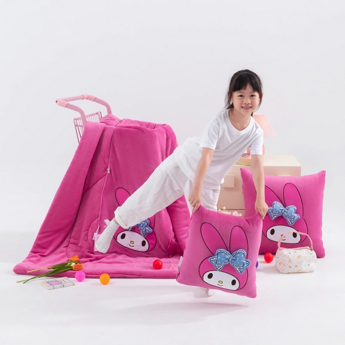 91家纺网 家纺一手货源 找家纺 照世家纺 2025新款牛奶绒立体三丽鸥抱枕被 美乐蒂