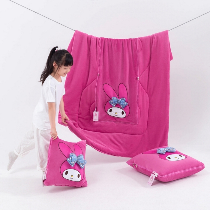 91家纺网 家纺一手货源 找家纺 照世家纺 2025新款牛奶绒立体三丽鸥抱枕被 美乐蒂