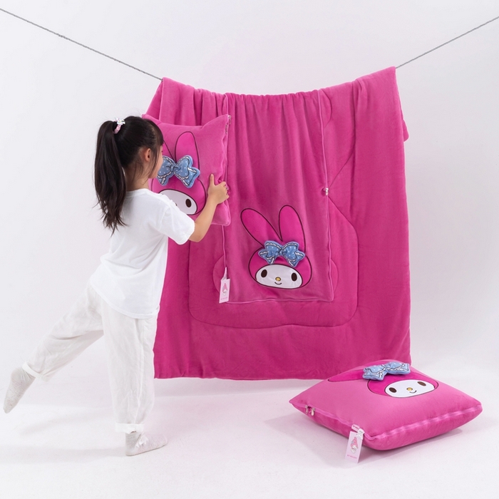 91家纺网 家纺一手货源 找家纺 照世家纺 2025新款牛奶绒立体三丽鸥抱枕被 美乐蒂