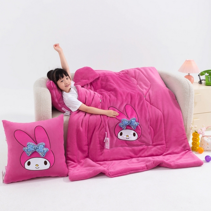 91家纺网 家纺一手货源 找家纺 照世家纺 2025新款牛奶绒立体三丽鸥抱枕被 美乐蒂