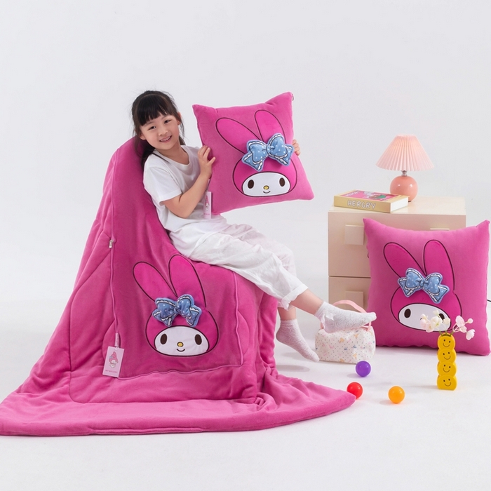 91家纺网 家纺一手货源 找家纺 照世家纺 2025新款牛奶绒立体三丽鸥抱枕被 美乐蒂