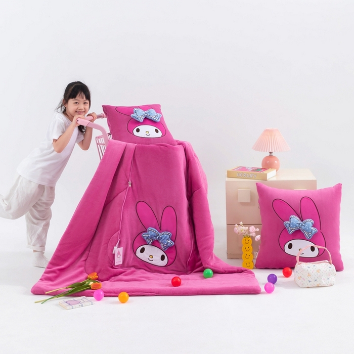 91家纺网 家纺一手货源 找家纺 照世家纺 2025新款牛奶绒立体三丽鸥抱枕被 美乐蒂