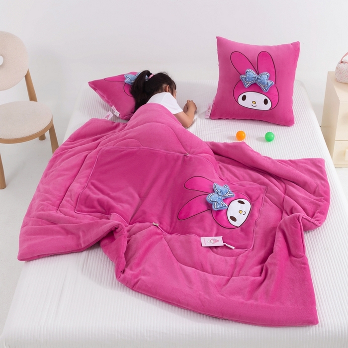 91家纺网 家纺一手货源 找家纺 照世家纺 2025新款牛奶绒立体三丽鸥抱枕被 美乐蒂