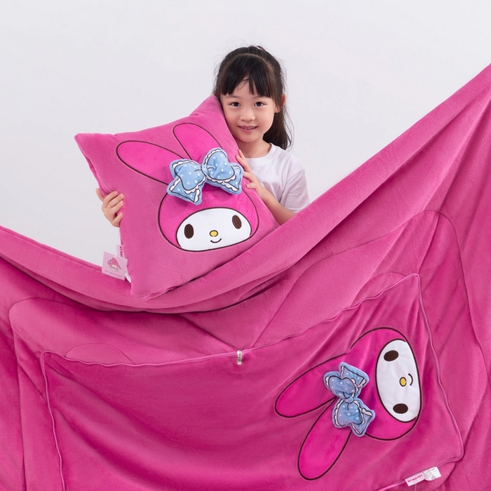 91家纺网 家纺一手货源 找家纺 照世家纺 2025新款牛奶绒立体三丽鸥抱枕被 美乐蒂