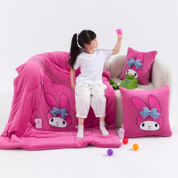 91家纺网 家纺一手货源 找家纺 照世家纺 2025新款牛奶绒立体三丽鸥抱枕被 美乐蒂