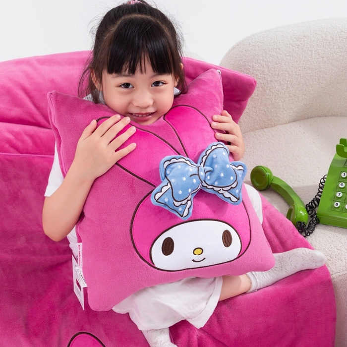 91家纺网 家纺一手货源 找家纺 照世家纺 2025新款牛奶绒立体三丽鸥抱枕被 美乐蒂