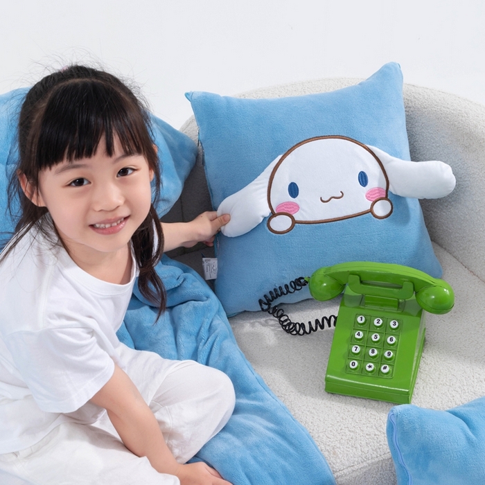 91家纺网 家纺一手货源 找家纺 照世家纺 2025新款牛奶绒立体三丽鸥抱枕被 玉桂狗