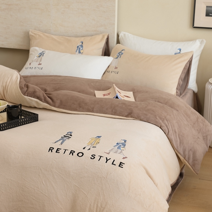 91家纺网 家纺一手货源 找家纺 （总）121【牛奶绒刺绣四件套】2025新款毛毯被子四件套单件床单被套床笠珊瑚绒牛奶绒冬被法兰绒兔毛绒刺绣男孩-Boy系列场景二