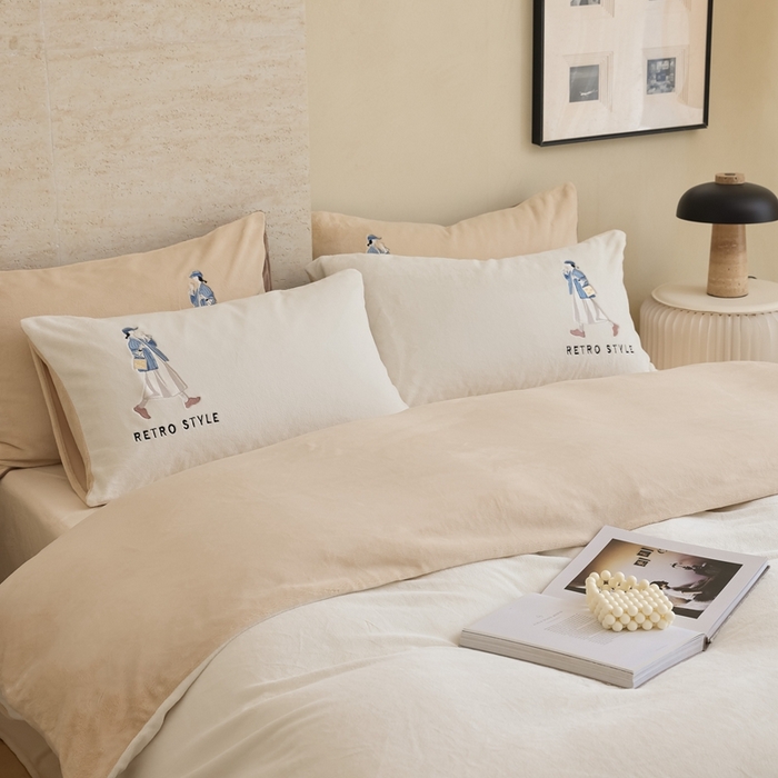 91家纺网 家纺一手货源 找家纺 （总）121【牛奶绒刺绣四件套】2025新款毛毯被子四件套单件床单被套床笠珊瑚绒牛奶绒冬被法兰绒兔毛绒刺绣男孩-Boy系列场景二