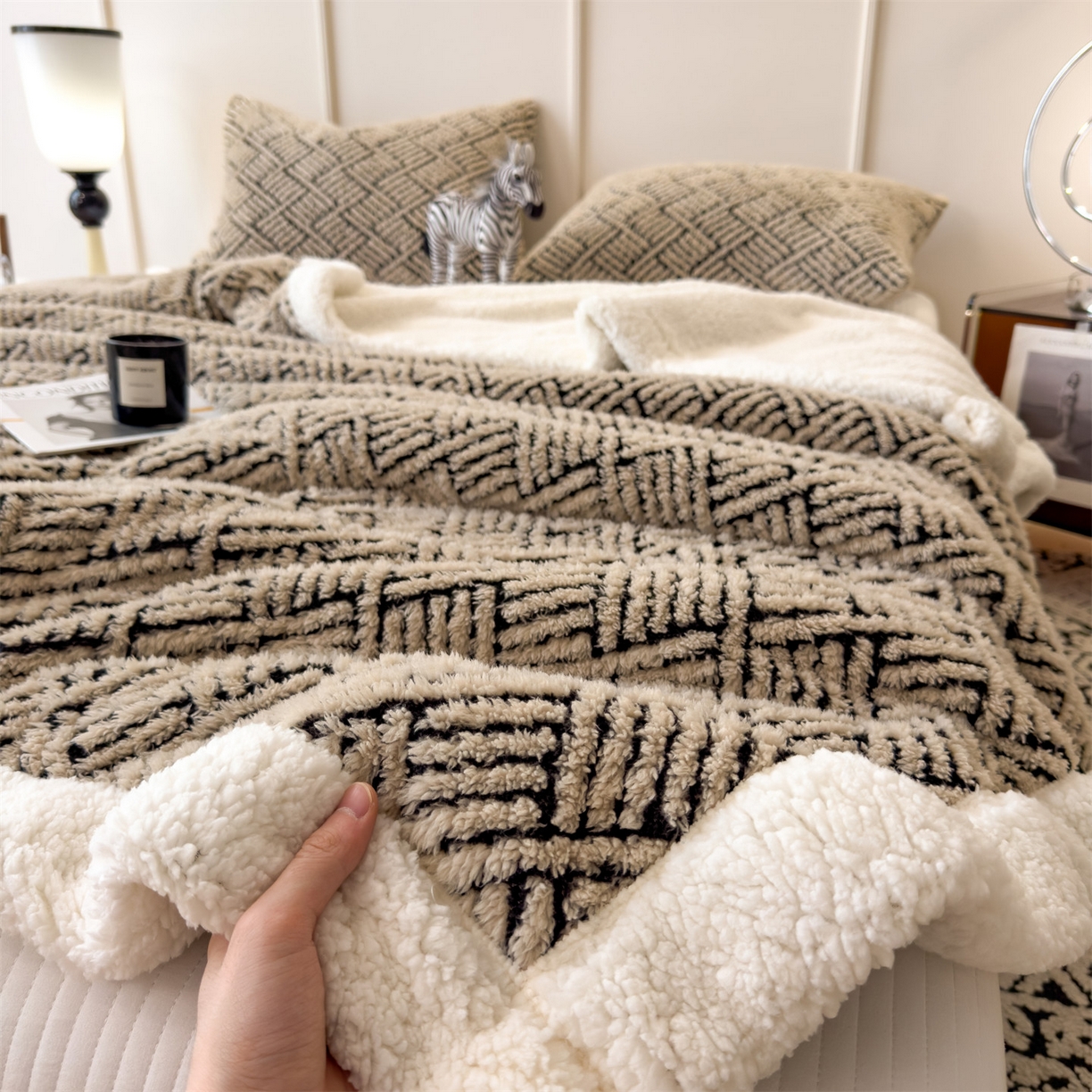 91家纺网 家纺一手货源 找家纺 乐家欣 2025新款双面暖绒毛毯 梦境-米驼