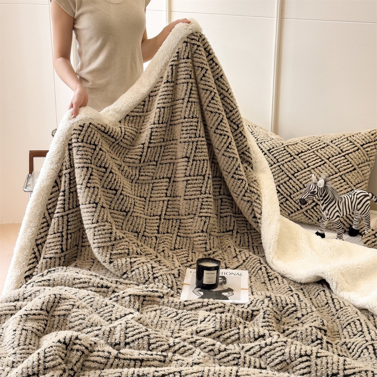 91家纺网 家纺一手货源 找家纺 乐家欣 2025新款双面暖绒毛毯 梦境-米驼